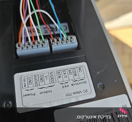 חיבורים וחוטים במכשיר אינטרקום